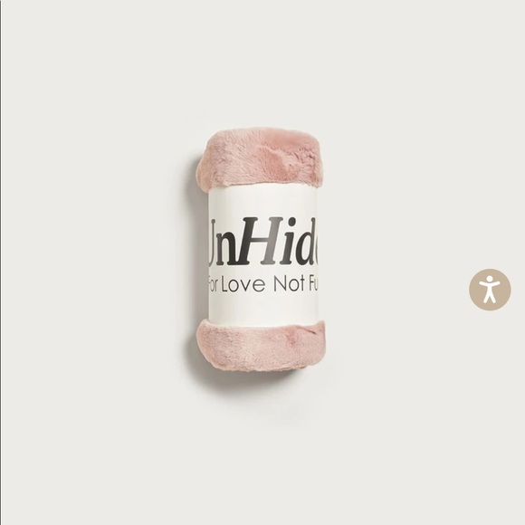 NWT Un-Hide Blanket in Rose, small, faux fur 50x60 inches